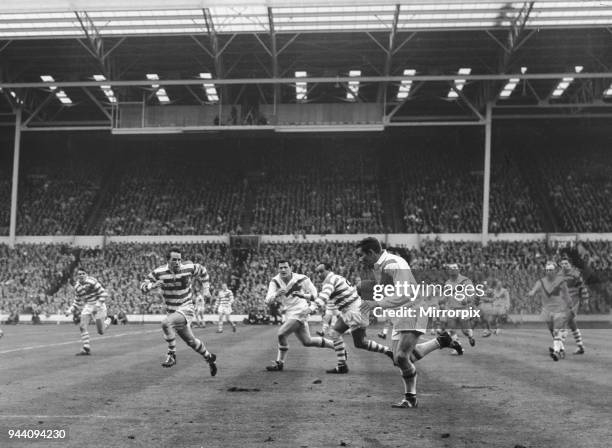 Wakefield Trinity centre Fox passes to Coetzer for the winger to countinue the attack against Wigan during the Rugby League Cup Final at Wembley 11th...