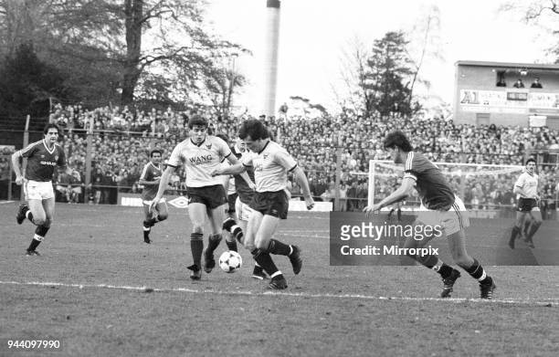 English League Division One match at The Manor Ground, Oxford United 2 v Manchester United 0, Ray Houghton on the ball for Oxford United, 8th...
