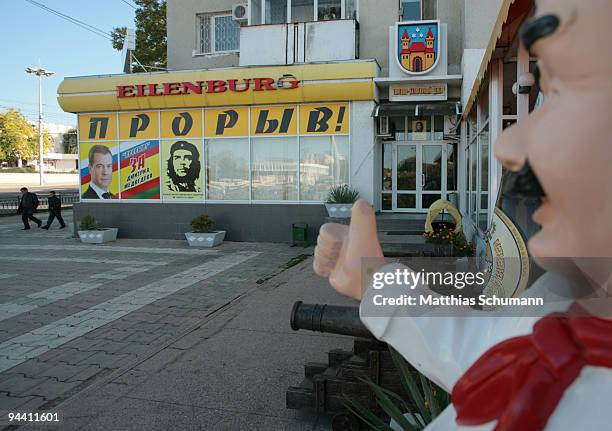 Restaurant waiter points at a wall with the faces of the current president Dimitri Medwedjew and the icon of Che Guevara on October 19, 2008 in...
