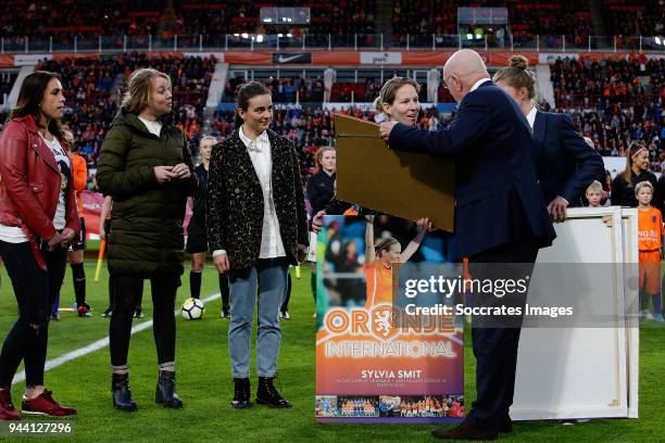 Angela Christ, Marlous Pieete, Renee Slegers, Sylvia Smit of Holland Women, Michael van Praag during the World Cup Qualifier Women match between...