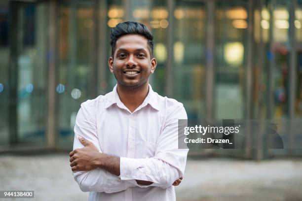 indiase jongeman in londen, positieve emotie uitdrukken - hinduism stockfoto's en -beelden