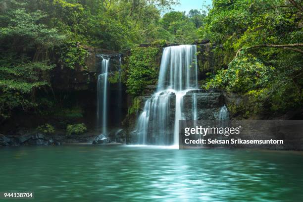 waterfall (klong chao) on koh kood island - waterfall photos et images de collection