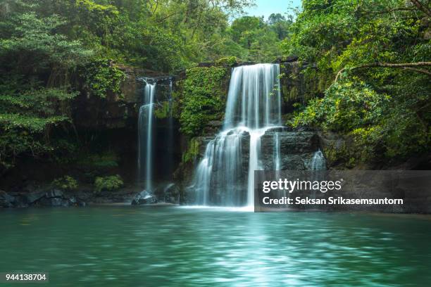 waterfall (klong chao) on koh kood island - waterval stockfoto's en -beelden