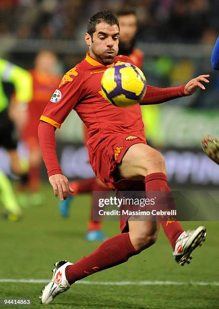 Simone Perrotta of AS Roma in action during the Serie A match between UC Sampdoria and AS Roma at Stadio Luigi Ferraris on December 13, 2009 in...