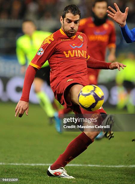 Simone Perrotta of AS Roma in action during the Serie A match between UC Sampdoria and AS Roma at Stadio Luigi Ferraris on December 13, 2009 in...