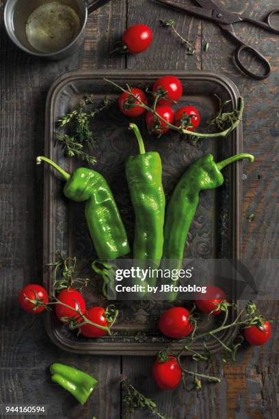 composizione di peperoni friggitelli e pomodori piccadilly - composizione stockfoto's en -beelden