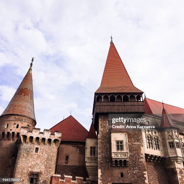 corvin castle, also known as hunyadi castle or hunedoara castle. it is one of the largest castles in europe and figures in a list of the seven wonders of romania. - hunedoara foto e immagini stock