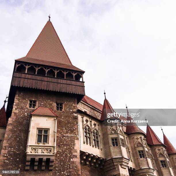 corvin castle, also known as hunyadi castle or hunedoara castle. it is one of the largest castles in europe and figures in a list of the seven wonders of romania. - hunedoara foto e immagini stock