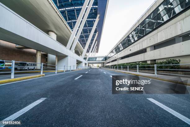 urban road - shanghai pudong international airport stock pictures, royalty-free photos & images