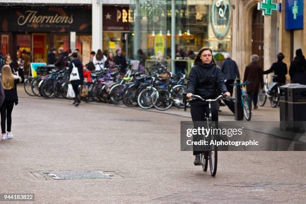 radfahrer in cambridge - studentenbude stock-fotos und bilder