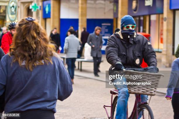 radfahrer in cambridge - studentenbude stock-fotos und bilder