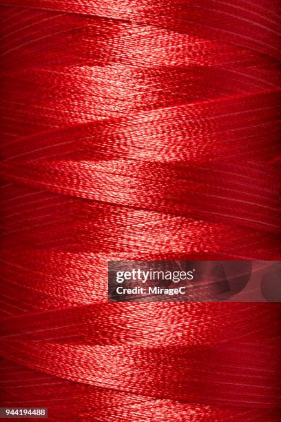 thread spool close-up shot - rode draad stockfoto's en -beelden