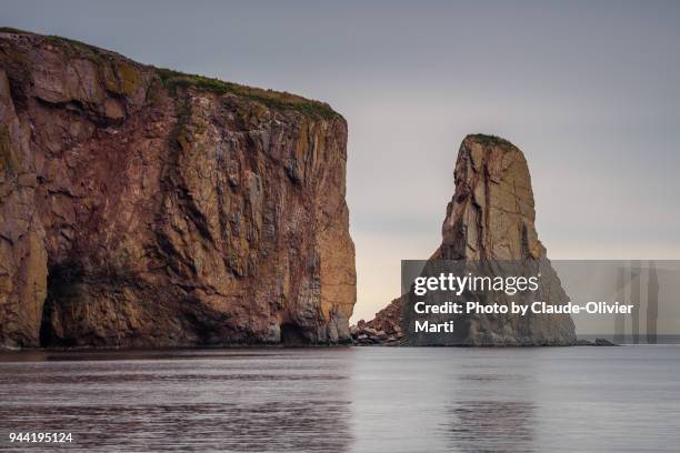 rocher percé, gaspésie, canada - perce rock stock pictures, royalty-free photos & images