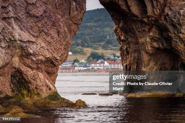 rocher percé, gaspésie, canada - gaspe peninsula stock pictures, royalty-free photos & images
