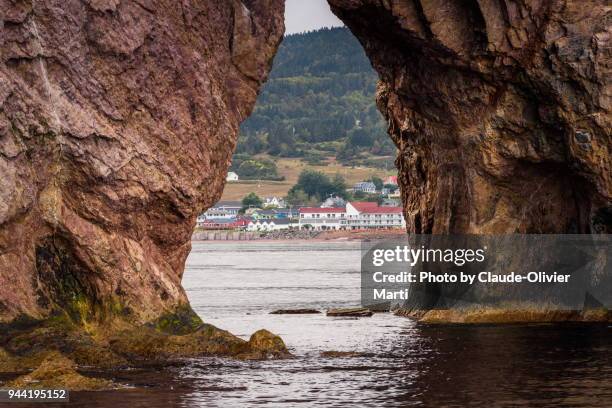 rocher percé, gaspésie, canada - perce rock stock pictures, royalty-free photos & images