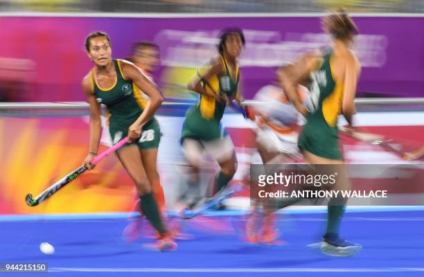 Quanita Bobbs of South Africa runs with the ball during the women's field hockey match between India and South Africa at the 2018 Gold Coast...