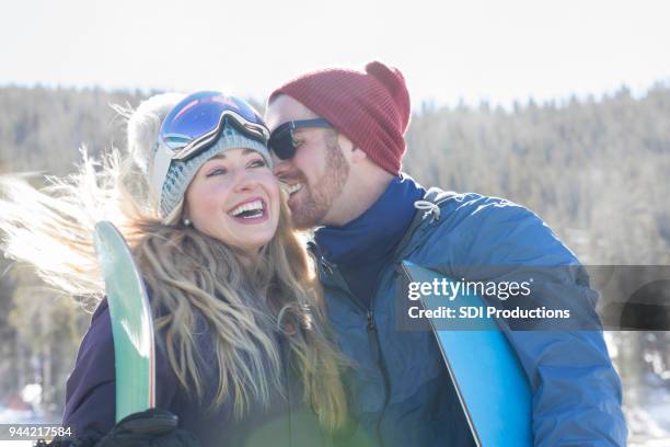 fröhliche paare, die spaß auf der piste - skijacke stock-fotos und bilder