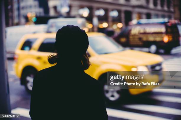 woman on zebra crossing - yellow taxi 個照片及圖片檔