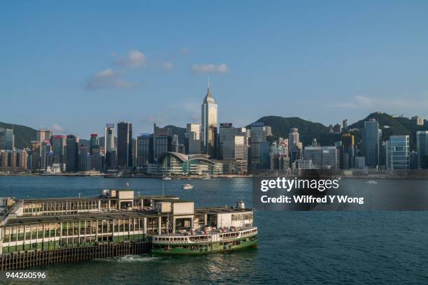 star ferry and hong kong island - centro de convenção e exposição de hong kong - fotografias e filmes do acervo