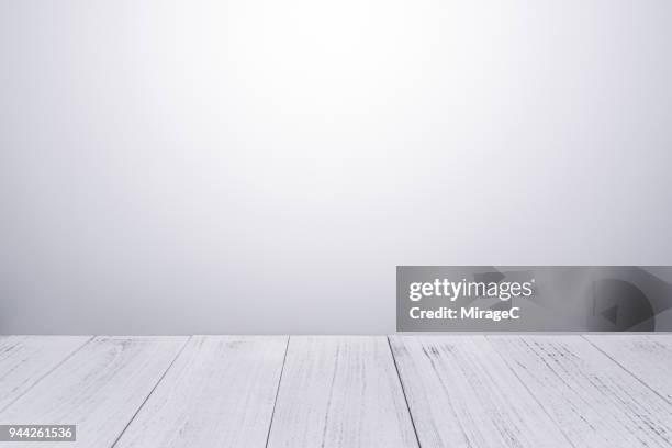 white lacquered wood plank - white backdrop - fotografias e filmes do acervo