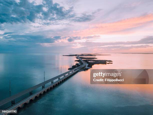 puente de las siete millas en los cayos de florida - seven mile bridge fotografías e imágenes de stock