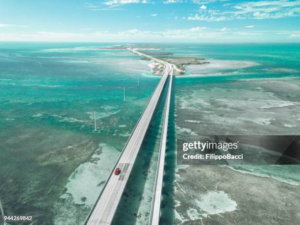 seven mile bridge in florida keys - marathon florida stockfoto's en -beelden