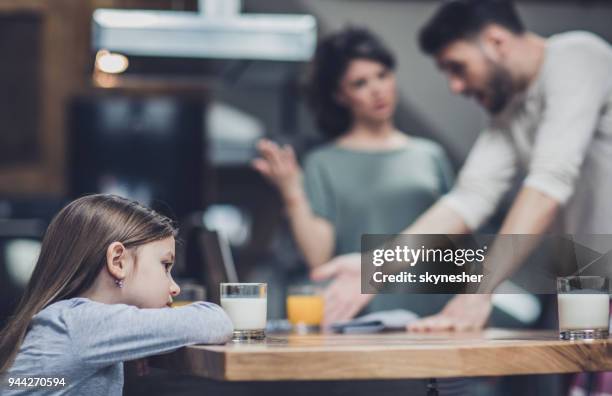 waarom zijn ze ruzie? - scheiding stockfoto's en -beelden