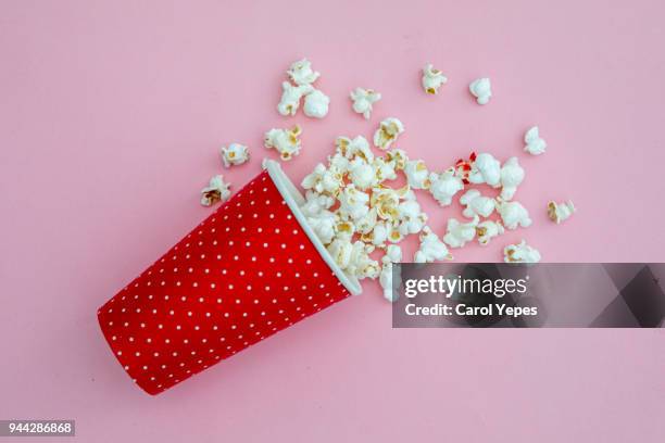 pop corn  in red   vase - corn on black stockfoto's en -beelden