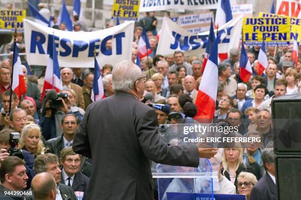 Jean-Marie Le Pen s'adressent a quelques sympathisants qui manifestent devant la cour d'appel de Versailles, le 28 septembre, au premier jour du...