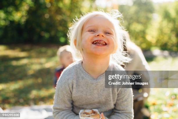 happy girl - sweet bun stockfoto's en -beelden