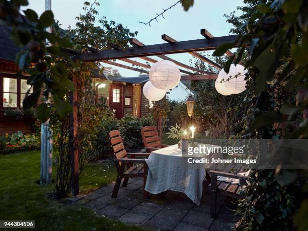 table set in garden - pergola 個照片及圖片檔