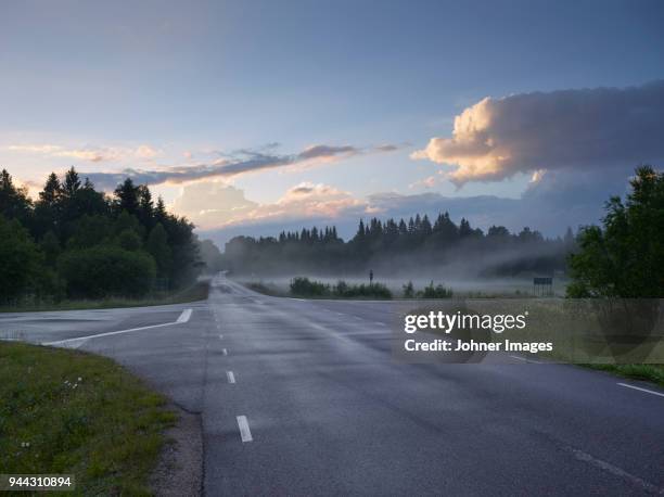 view of country road - crossroad fotografías e imágenes de stock