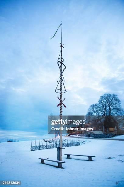 maypole at winter - dalarna winter stock-fotos und bilder