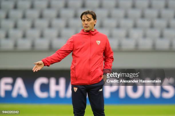 Eduardo Berizzo, Manager of Sevilla gives his team instructions during the Sevilla FC Training Session at Allianz Arena on April 10, 2018 in Munich,...