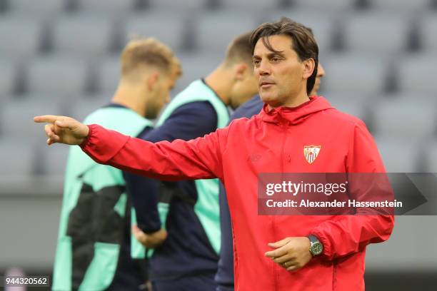 Eduardo Berizzo, Manager of Sevilla gives his team instructions during the Sevilla FC Training Session at Allianz Arena on April 10, 2018 in Munich,...