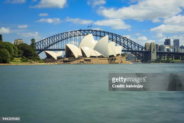 sydney opera house und der sydney harbour bridge, australien - kelvinjay stock-fotos und bilder