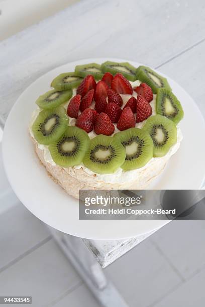 strawberry and  kiwi cake - heidi coppock beard stock-fotos und bilder