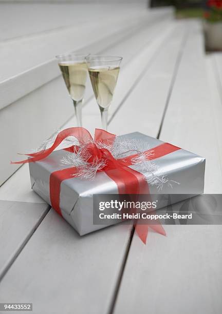 glasses of champagne and present - heidi coppock beard 個照片及圖片檔