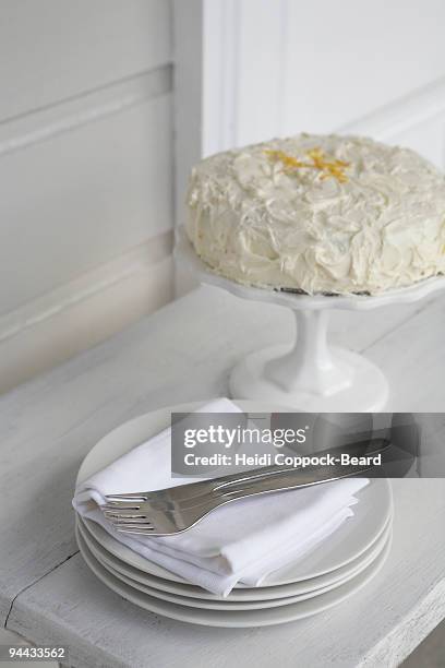 iced cake with plates - heidi coppock beard 個照片及圖片檔