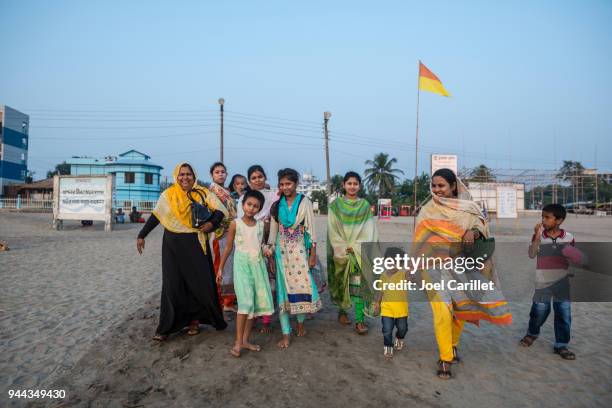 família de bangladesh na praia em bazar do cox - bengali girl - fotografias e filmes do acervo