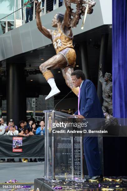 Elgin Baylor speaks to the crowd during the Elgin Baylor statue unveiling at STAPLES Center on April 6, 2017 in Los Angeles, California. NOTE TO...