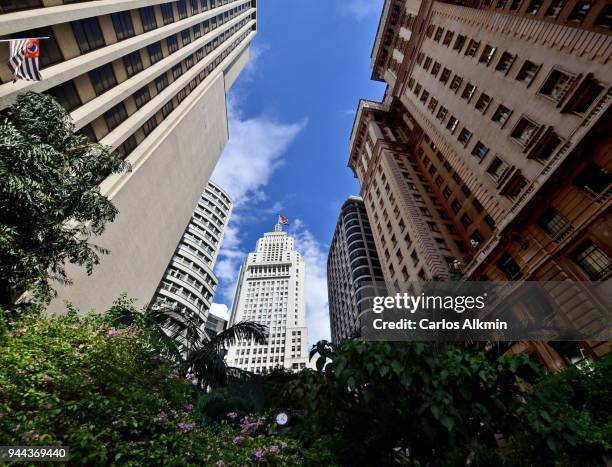 low angle shot with a classic view of sao paulo downtown iconic skyscrapers with sao paulo state flags - sao paulo state stock-fotos und bilder