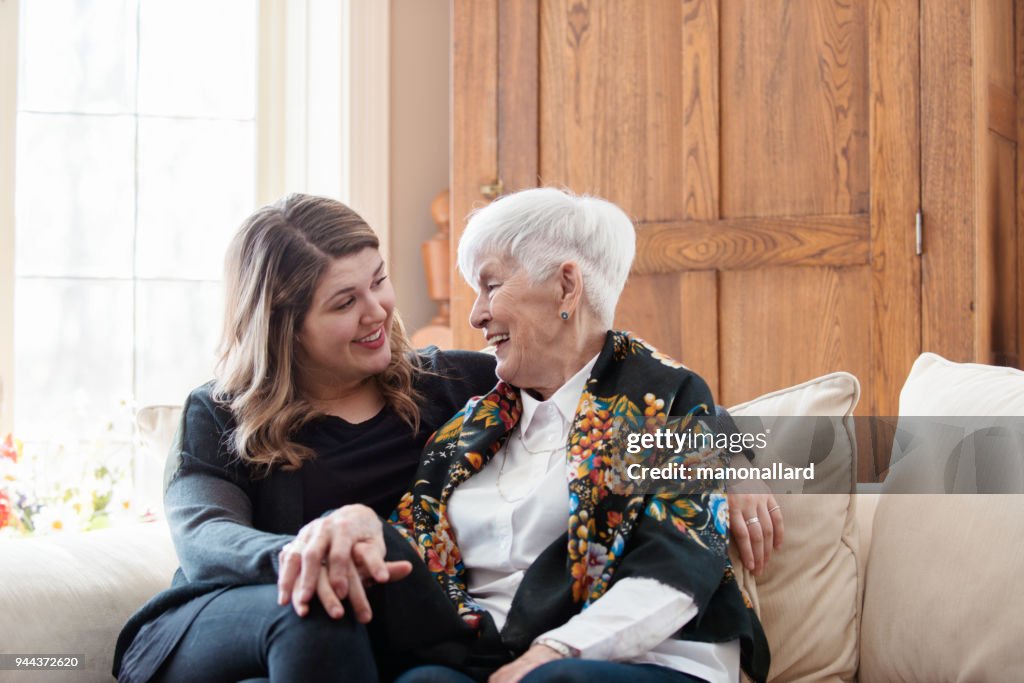 Senior Kvinna fira Mors dag med sin familj