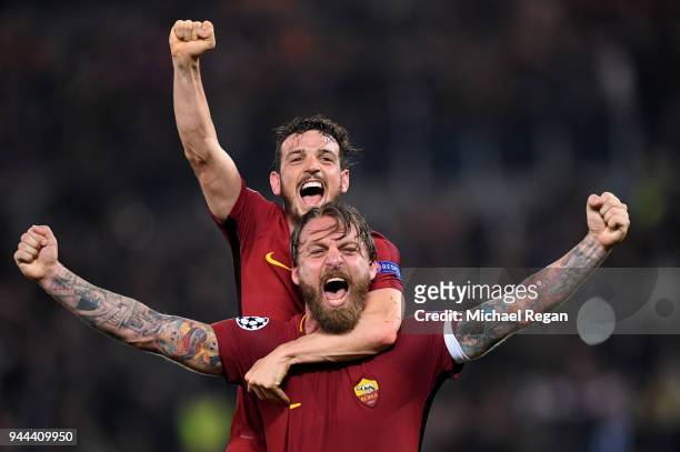 Daniele De Rossi of AS Roma celebrates his sides victory with Alessandro Florenzi of AS Roma after the UEFA Champions League Quarter Final Second Leg...