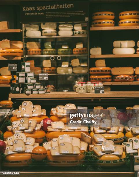 tienda de queso - sombrero cabeza de queso fotografías e imágenes de stock