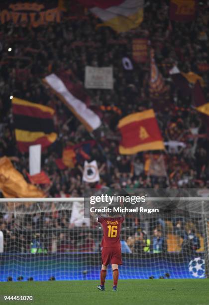 Daniele De Rossi of AS Roma celebrates his sides victory after the UEFA Champions League Quarter Final Second Leg match between AS Roma and FC...