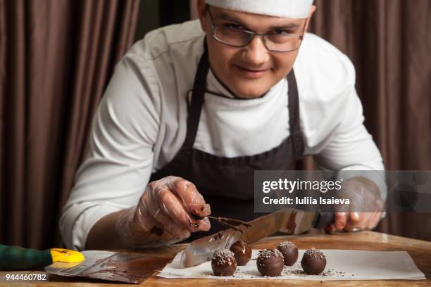 cheerful pastry chef in process of work - ambachtelijk eten en drinken stockfoto's en -beelden