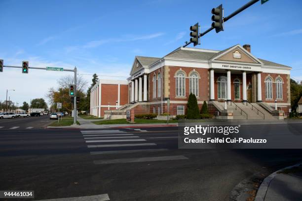 first christian church at twin falls, idaho, usa - traffic light empty road stock pictures, royalty-free photos & images