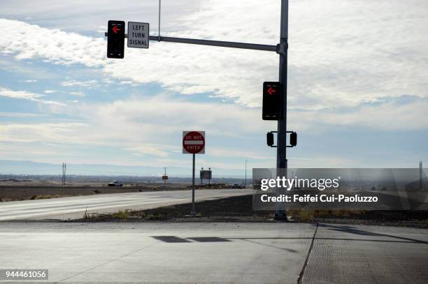 traffic light sign and city street at twin falls, idaho, usa - traffic light empty road stock pictures, royalty-free photos & images