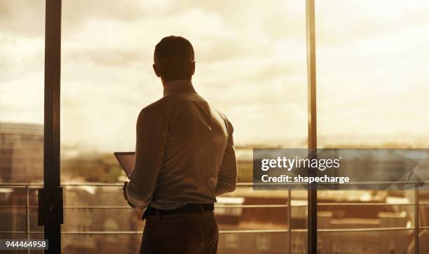 wanneer er gelegenheid vindt hij het - silhouet man stockfoto's en -beelden